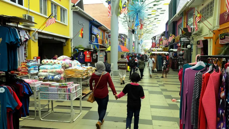 Deretan kedai runcit dan pakaian di Malaysia