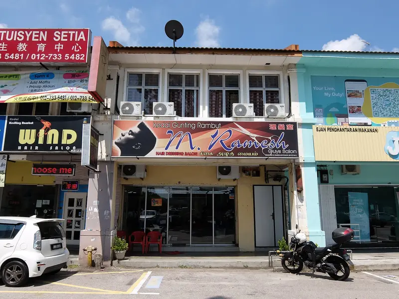 Deretan rumah kedai dengan salun rambut dan pusat tuisyen